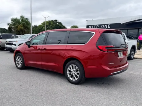 More photos of 2025 Chrysler Pacifica Select at Step One Motorsports, FL