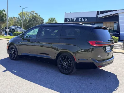 More photos of 2025 Chrysler Pacifica Limited at Step One Motorsports, FL