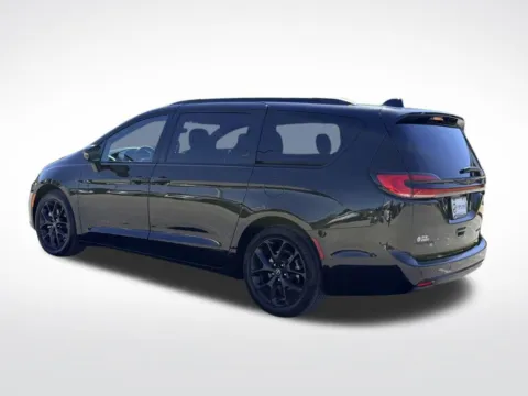 More photos of 2025 Chrysler Pacifica Limited at Step One Motorsports, FL