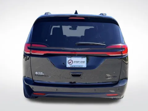 More photos of 2025 Chrysler Pacifica Limited at Step One Motorsports, FL