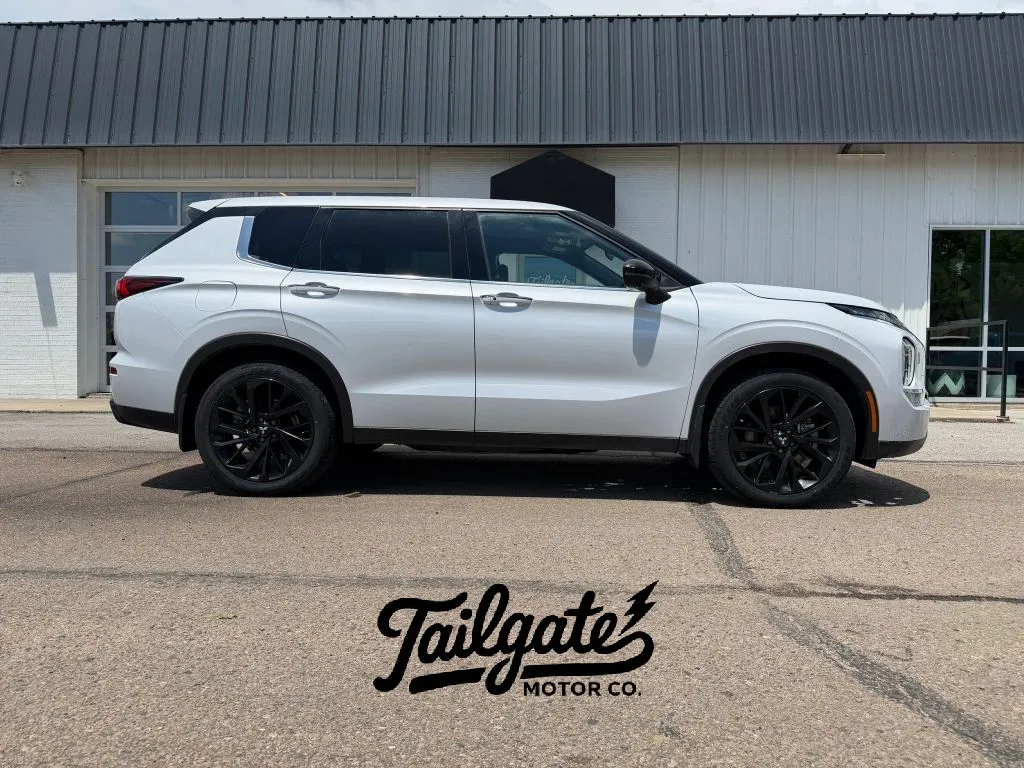 White 2023 Mitsubishi Outlander SE Sport Utility 4D for sale in Fremont, NE