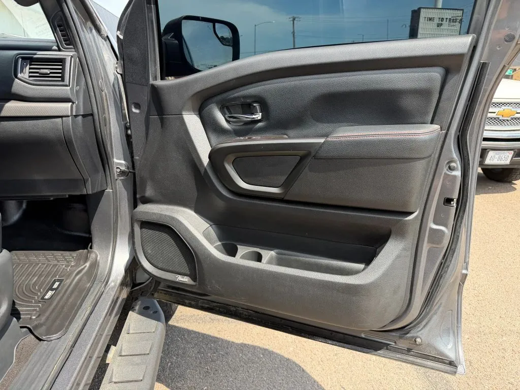Nissan Titan photo 18