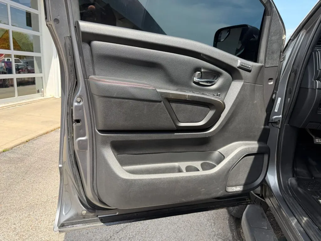 Nissan Titan photo 22