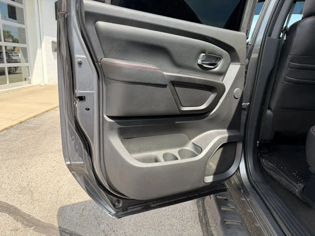 Nissan Titan photo 24
