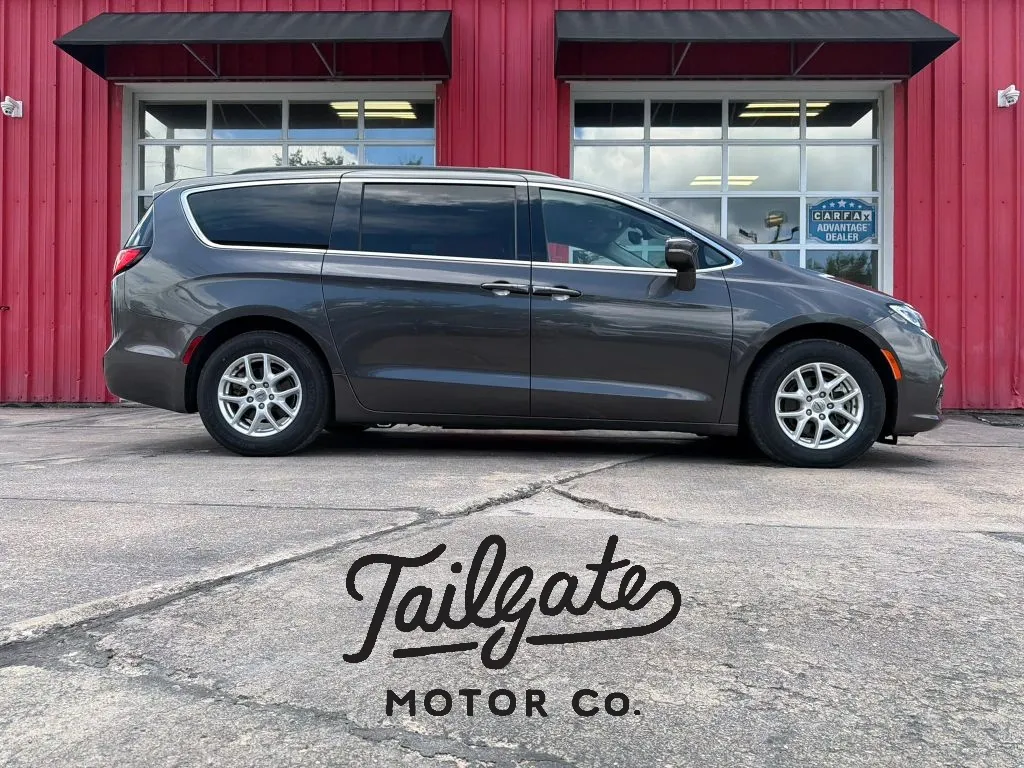 2022 Chrysler Pacifica Touring L's photo