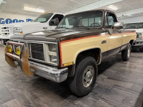 Photos of 1986 GMC C/K2500 Sierra Reg Cab 4WD for sale in Fremont, NE at Tailgate Motor Co. (Fremont North)