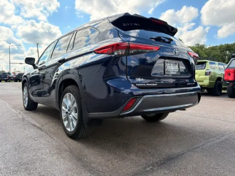More photos of 2021 Toyota Highlander Limited Sport Utility 4D at Tailgate Motor Co. (Fremont North), NE