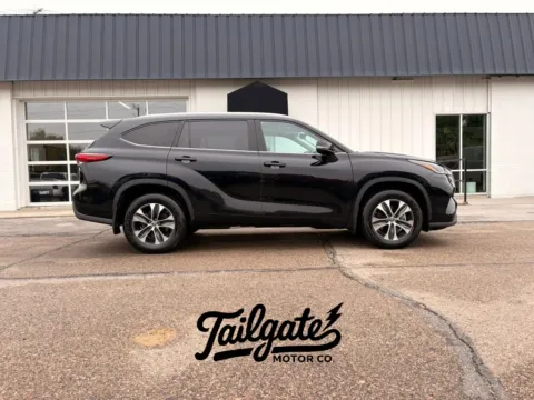 Black 2021 Toyota Highlander XLE Sport Utility 4D for sale in Fremont, NE