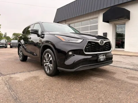 Photos of 2021 Toyota Highlander XLE Sport Utility 4D for sale in Fremont, NE at Tailgate Motor Co. (Fremont North)
