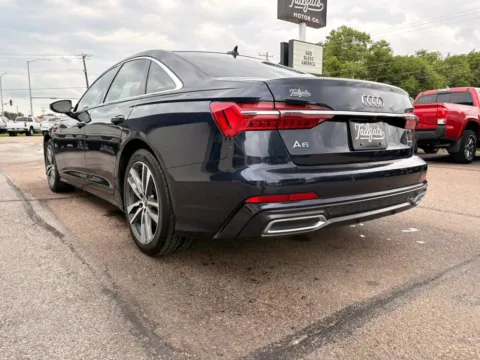 More photos of 2025 Hyundai Venue SEL Sport Utility 4D at Tailgate Motor Co. (Fremont North), NE