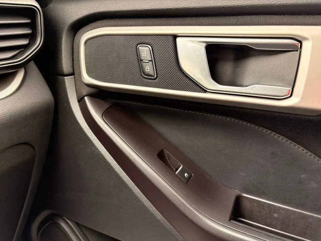 Ford Explorer photo 30