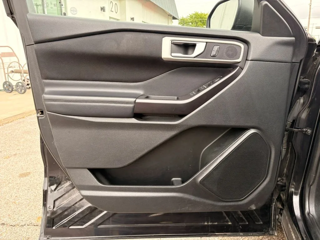 Ford Explorer photo 16