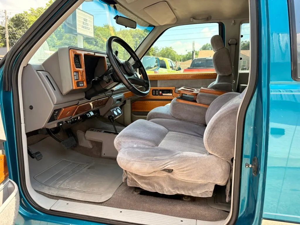 Chevrolet 3500 photo 12