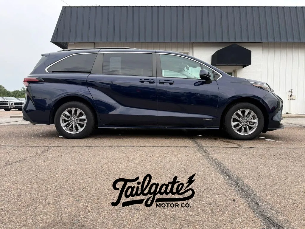 2021 Toyota Sienna LE Minivan 4D