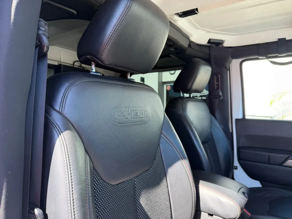 Jeep Wrangler photo 10
