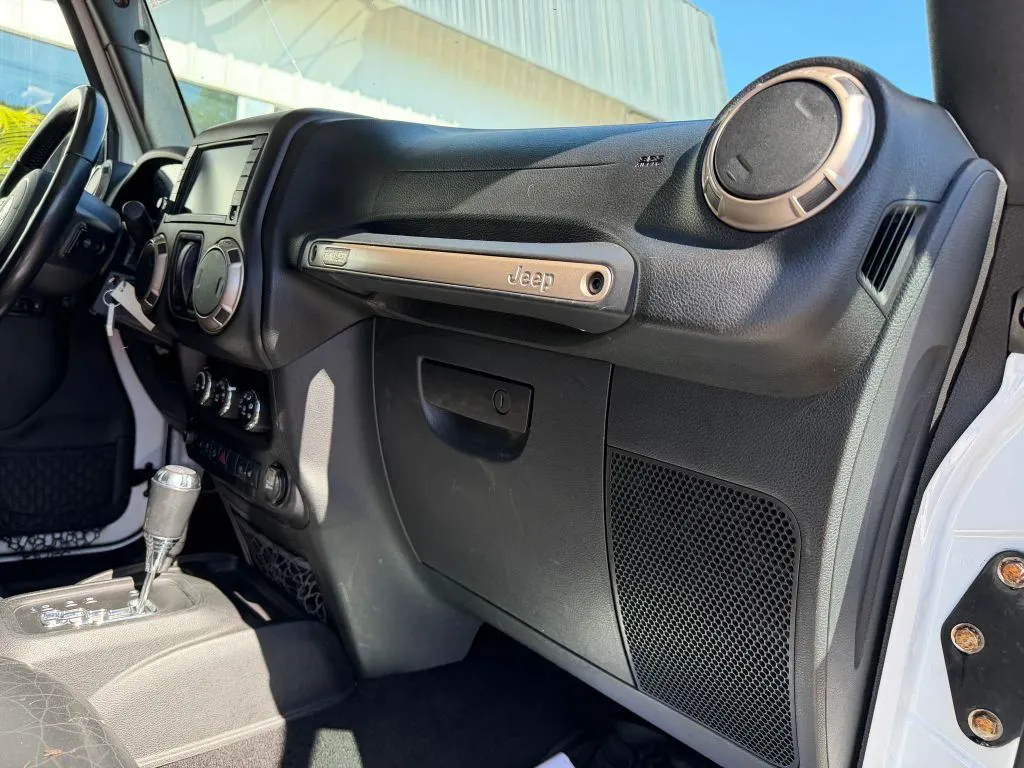 Jeep Wrangler photo 9