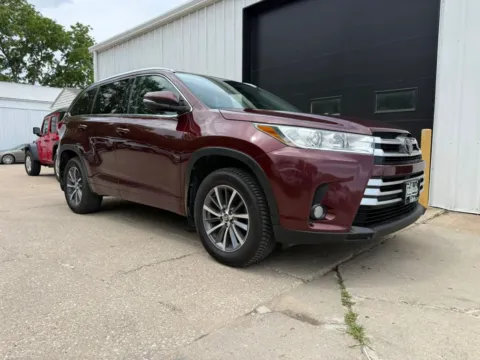 Photos of 2017 Toyota Highlander XLE Sport Utility 4D for sale in Wahoo, NE at Tailgate Motor Co. (Wahoo)