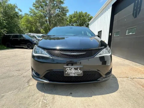 Another view of 2018 Chrysler Pacifica Limited Minivan 4D for sale in Wahoo, NE at Tailgate Motor Co. (Wahoo)