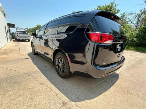 More photos of 2018 Chrysler Pacifica Limited Minivan 4D at Tailgate Motor Co. (Wahoo), NE