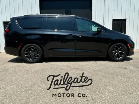 Black 2018 Chrysler Pacifica Limited Minivan 4D for sale in Wahoo, NE