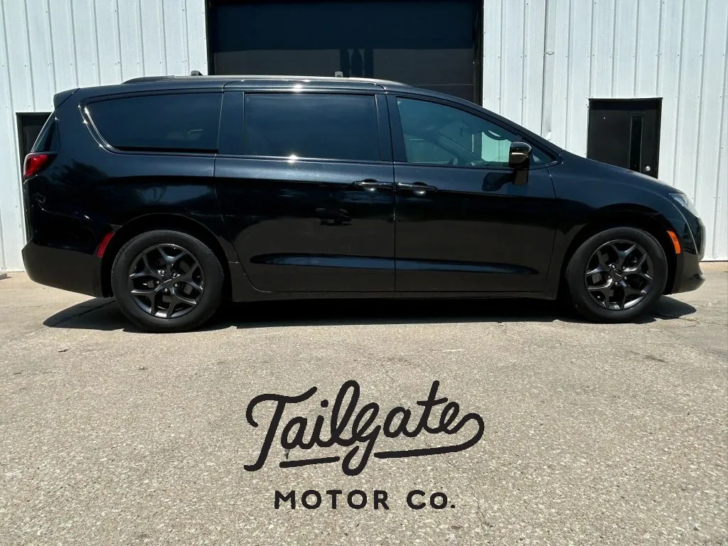 Black 2018 Chrysler Pacifica Limited Minivan 4D for sale in Wahoo, NE