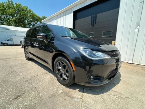 Photos of 2018 Chrysler Pacifica Limited Minivan 4D for sale in Wahoo, NE at Tailgate Motor Co. (Wahoo)