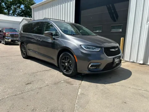 Photos of 2022 Chrysler Pacifica Touring L Van 4D for sale in Wahoo, NE at Tailgate Motor Co. (Wahoo)