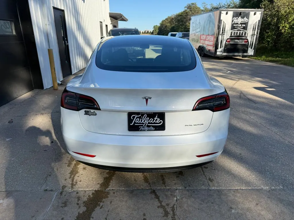 Tesla Model 3 photo 6