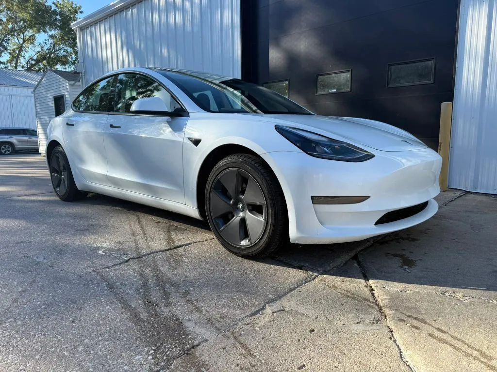 Tesla Model 3 photo 2