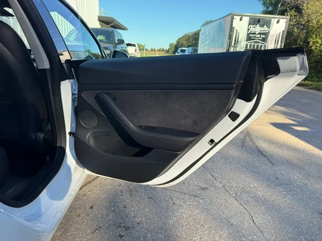 Tesla Model 3 photo 10