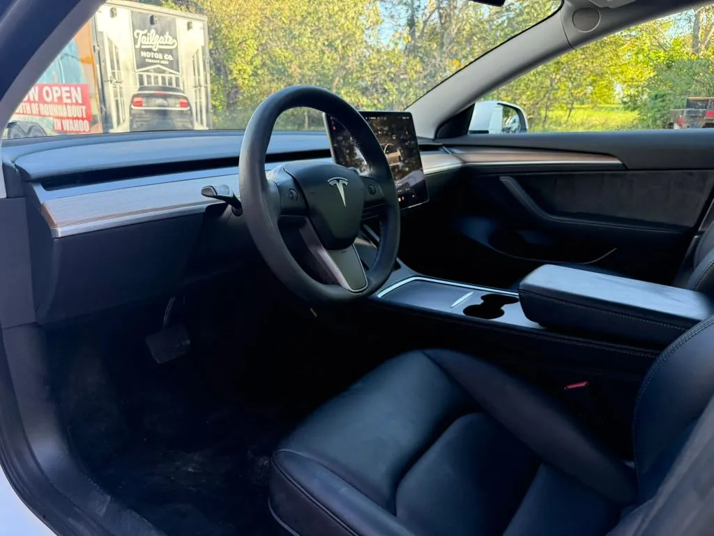 Tesla Model 3 photo 16