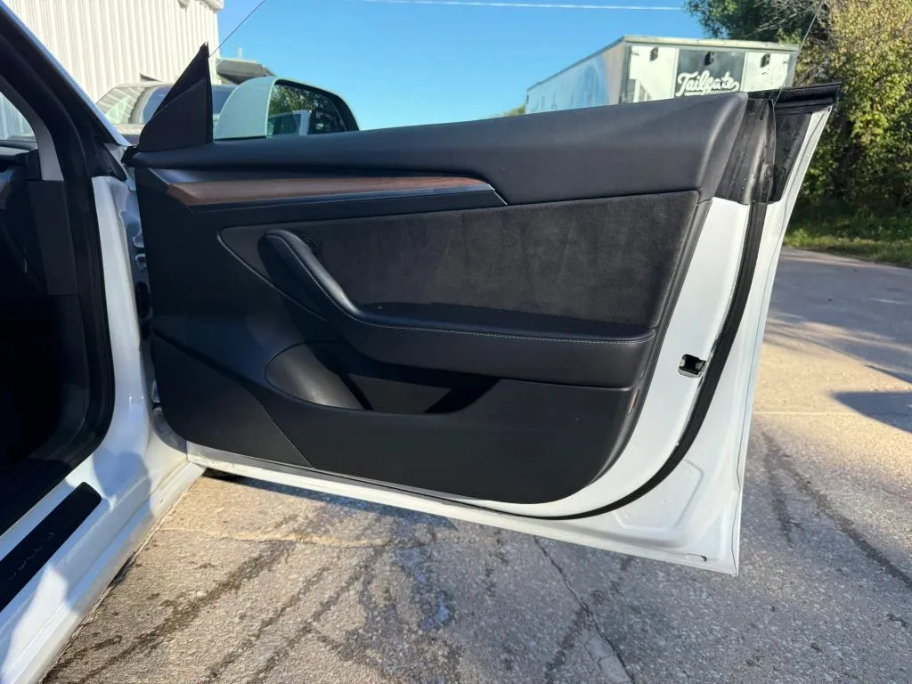 Tesla Model 3 photo 8