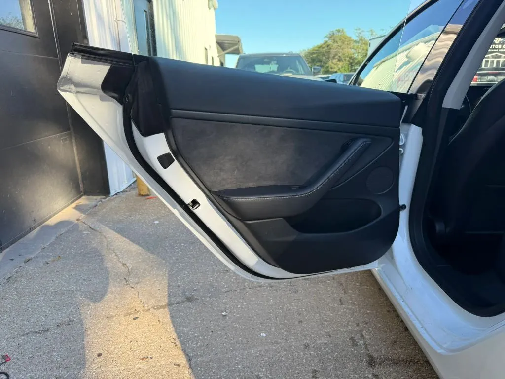Tesla Model 3 photo 12