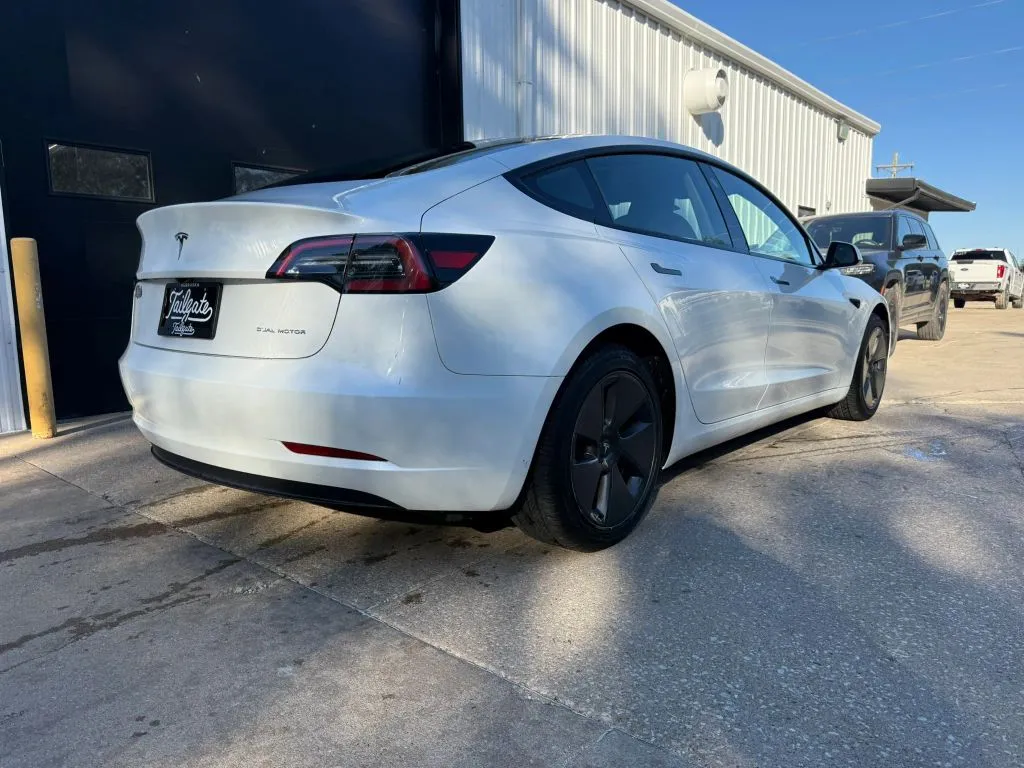 Tesla Model 3 photo 7