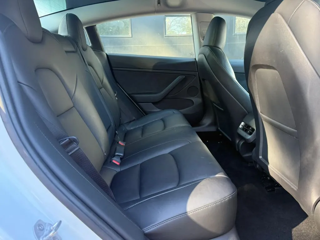 Tesla Model 3 photo 11