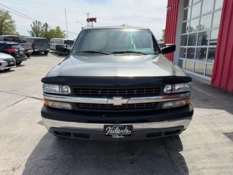 Another view of 2000 Chevrolet Silverado 2500 HD Extended Cab Long Bed for sale in Fremont, NE at Tailgate Motor Co. (Fremont South)