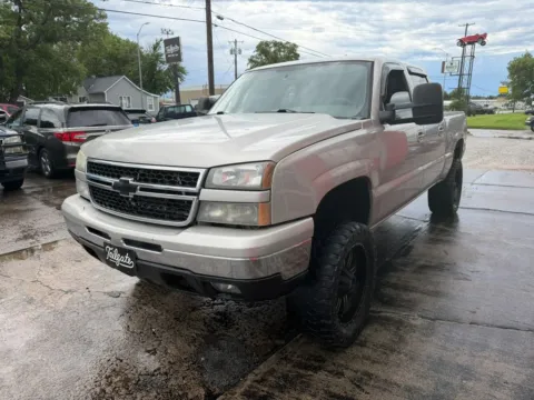 More photos of 2006 Chevrolet Silverado 1500 Crew Cab LT Pickup 4D 5 3/4 ft at Tailgate Motor Co. (Fremont South), NE
