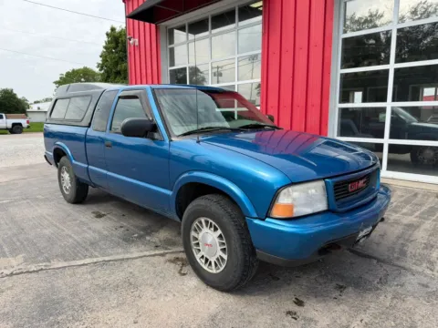 Photos of 2001 GMC Sonoma Extended Cab Pickup for sale in Fremont, NE at Tailgate Motor Co. (Fremont South)