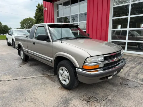 Photos of 1999 Chevrolet S10 Extended Cab Pickup for sale in Fremont, NE at Tailgate Motor Co. (Fremont South)