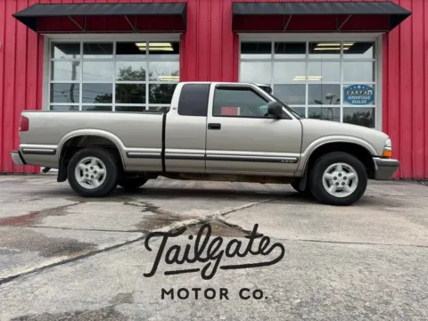 Beige 1999 Chevrolet S10 Extended Cab Pickup for sale in Fremont, NE