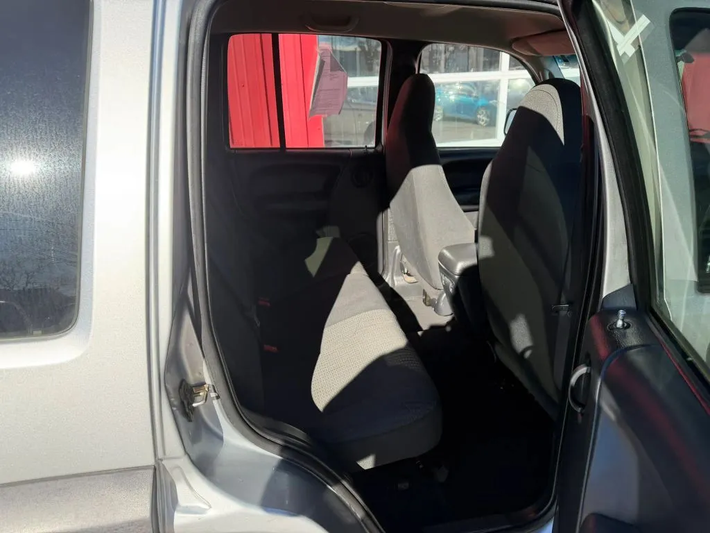 2004 Jeep Liberty Sport - Photo 16