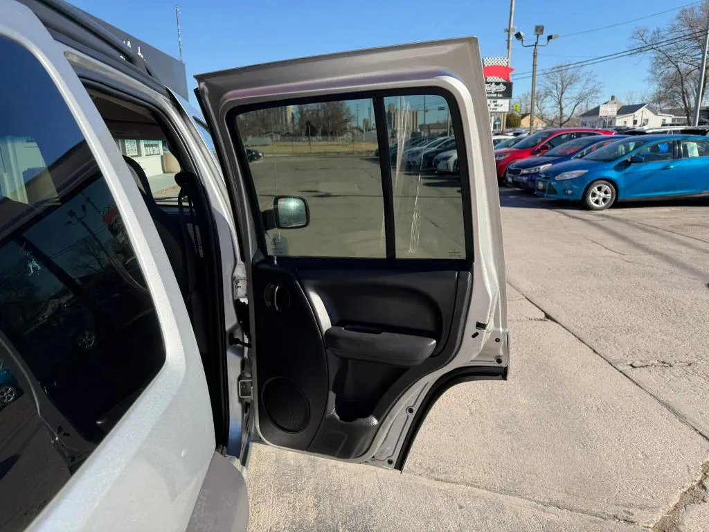 2004 Jeep Liberty Sport - Photo 15