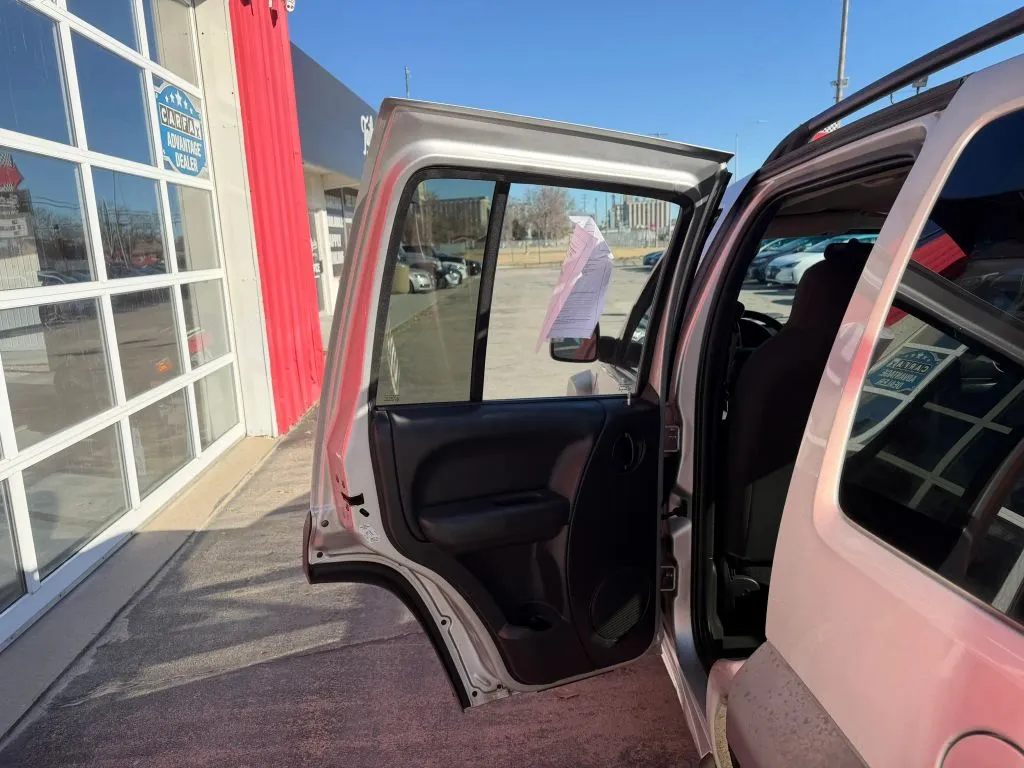 2004 Jeep Liberty Sport - Photo 10