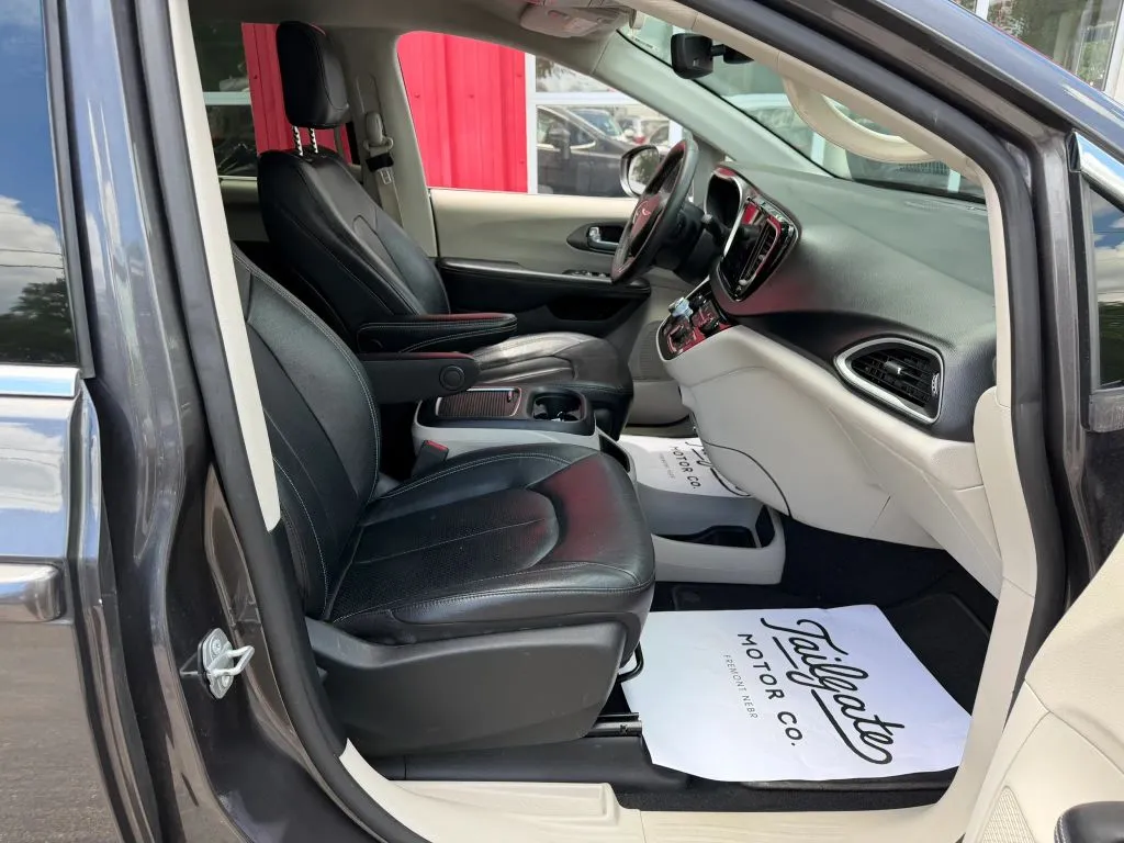 Chrysler Pacifica photo 13