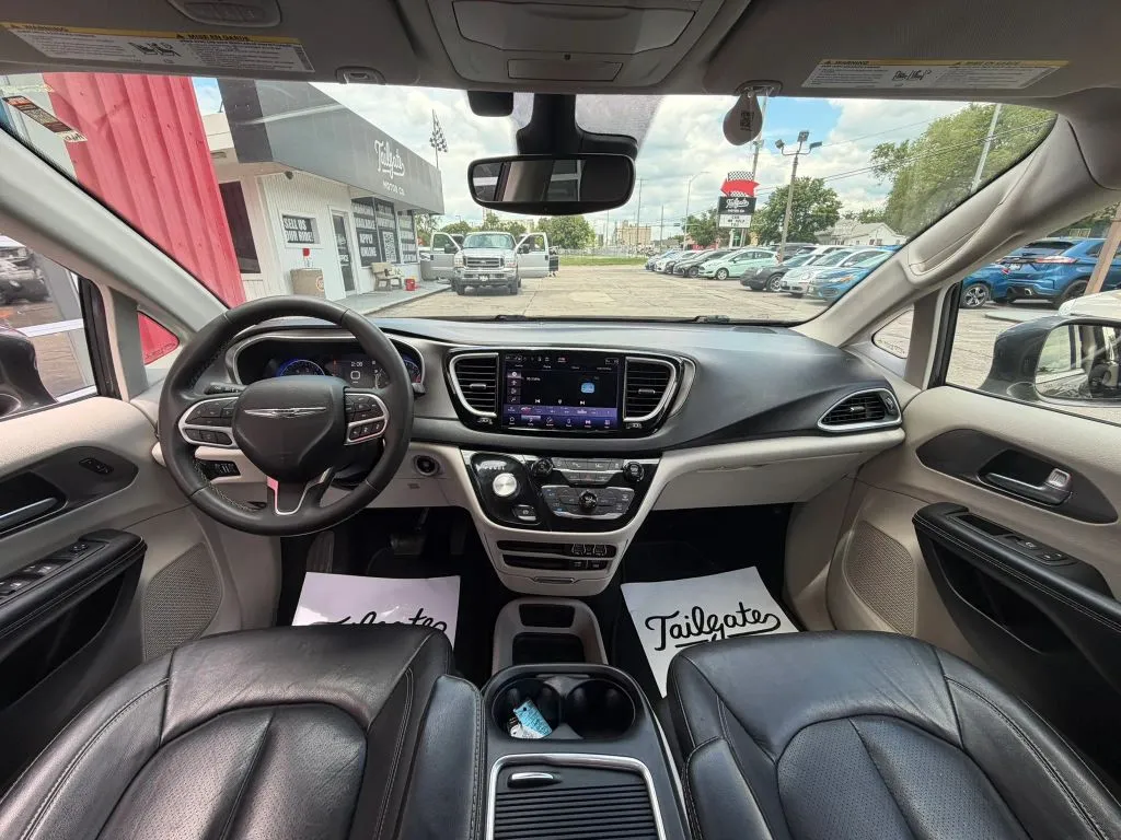 Chrysler Pacifica photo 15