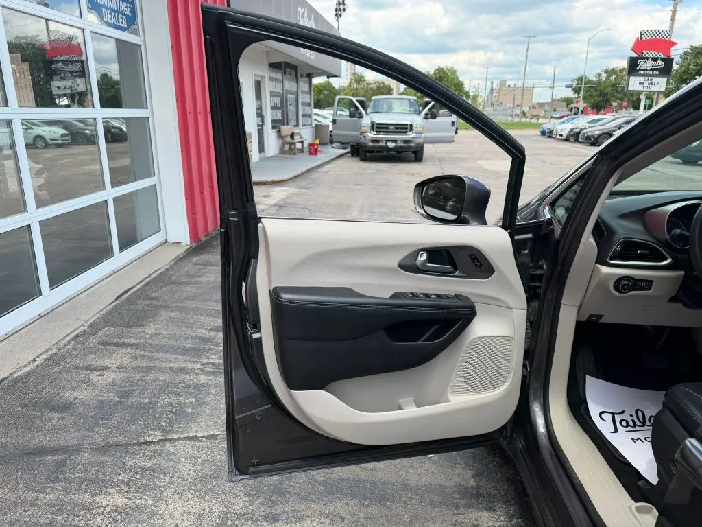 Chrysler Pacifica photo 9
