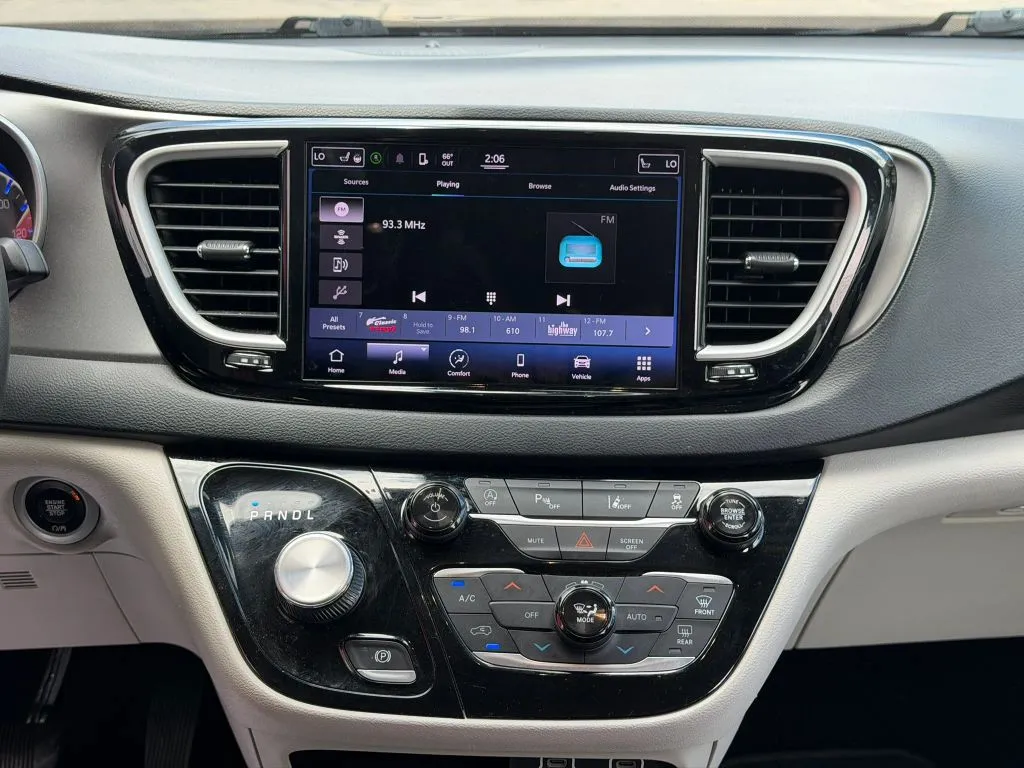 Chrysler Pacifica photo 16