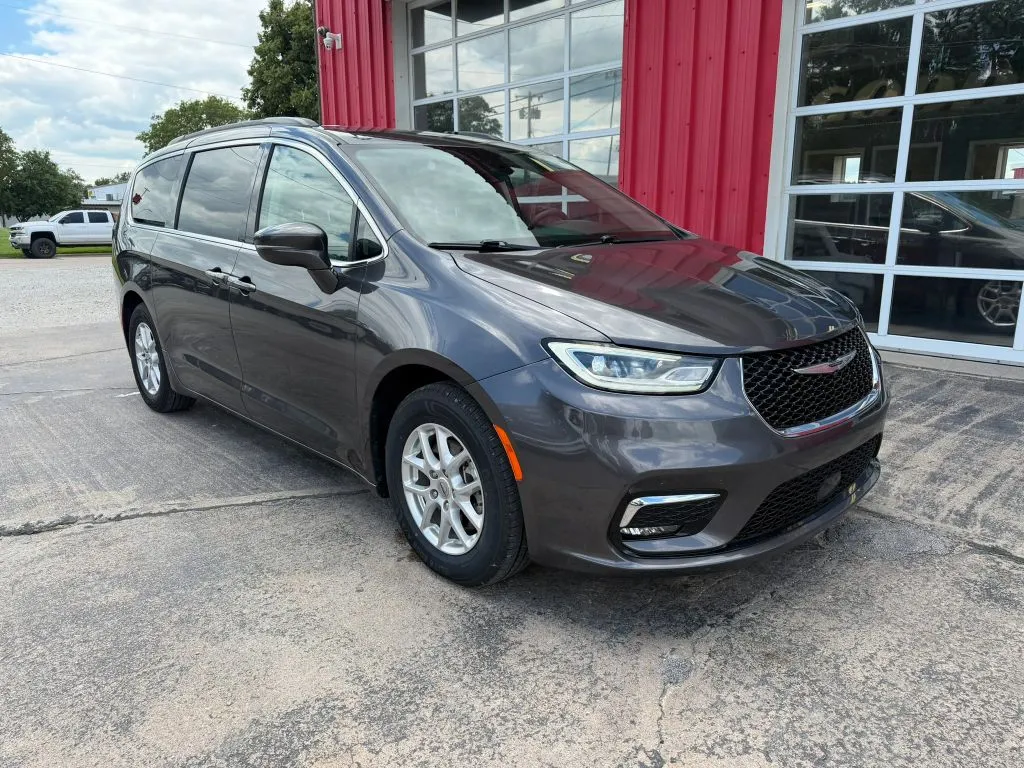 Chrysler Pacifica photo 2