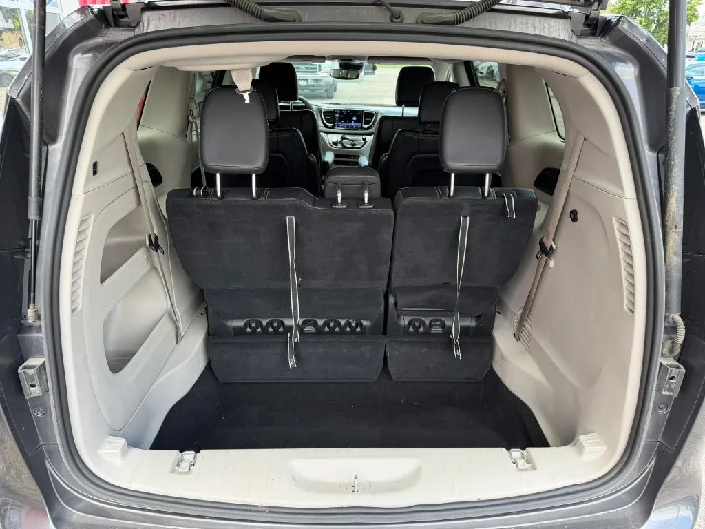 Chrysler Pacifica photo 8