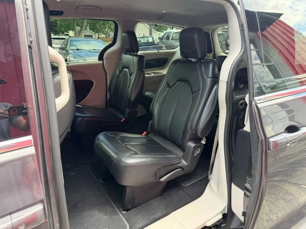 Chrysler Pacifica photo 11